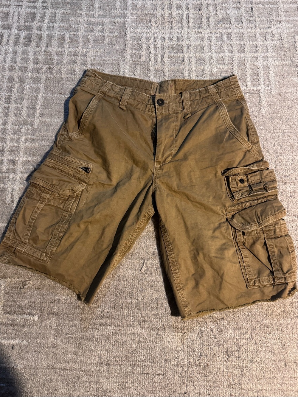 American eagle Men's Cargo Shorts in Khaki - Classic Utility Style size 32